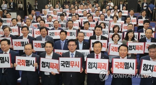 한국당, 연일 문정인 때리기…"특보 그만두고 학계로 가라" - 1