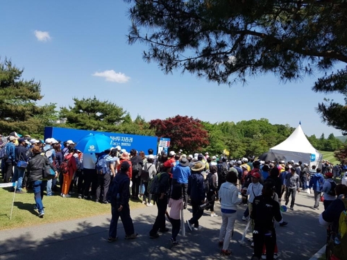 우산을 든 관객이 거의 사라진 KLPGA투어 대회장 모습.