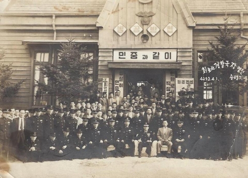 박 옹의 사진첩에 보관돼 있던 옛 경찰 모습