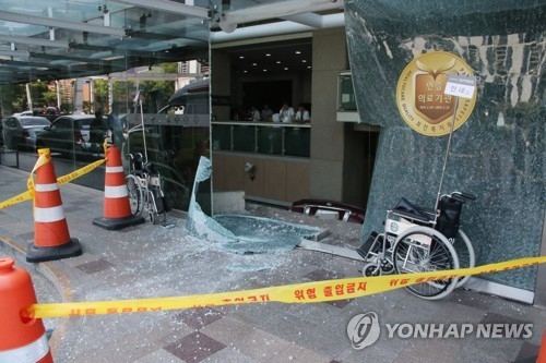 병원 유리창을 뚫고 (고양=연합뉴스) 이희열 기자 = 22일 오후 경기도 고양시 일산백병원 주차장을 나오던 그랜저 차량이 병원 건물 유리창을 뚫고 돌진해 계단 아래로 추락해 있다. 2017.6.22 joy@yna.co.kr(끝)