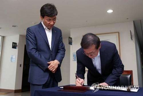 방명록쓰는 박원순 서울시장