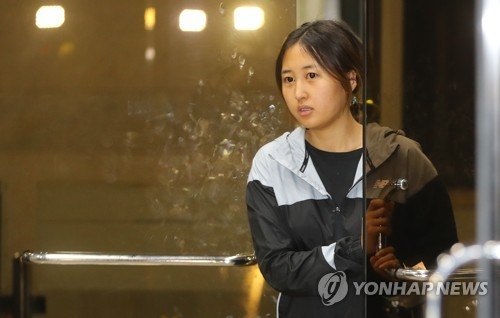 최순실씨의 딸 정유라씨가 지난 20일 밤 2차 구속영장이 기각되자 서울 서초구 서울중앙지검에서 나오고 있다.