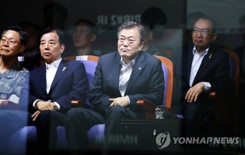 탄도미사일 비행시험 참관하는 문 대통령