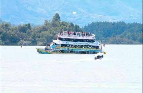 콜롬비아의 과타페의 한 호수에서 관광객 150여명을 태운 선박이 침몰, 콜롬비아 당국이 구조 중이다. 사고 현장을 담은 SNS 사진 캡처. 