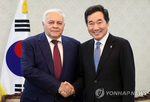 이 총리 아제르바이잔 국회의장과 악수