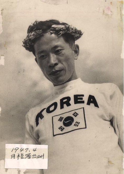 보스턴 마라톤 우승 후 월계관을 쓴 서윤복 옹