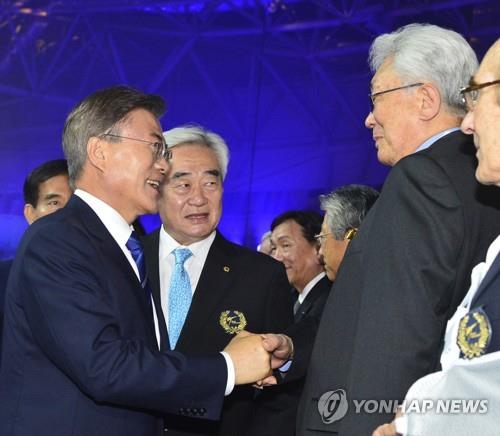 문재인 대통령과 인사하는 장웅 북한 국제올림픽위원회(IOC) 위원
