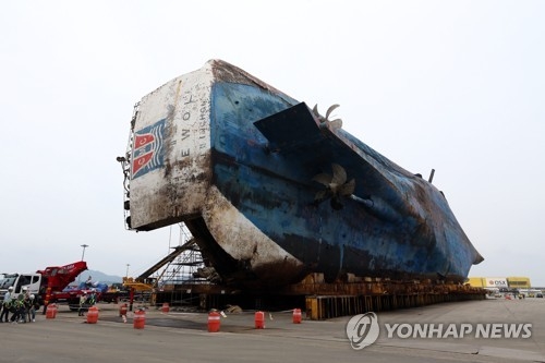 '미수습자 5명은 어디에'(목포=연합뉴스) 정회성 기자 = 21일 오후 전남 목포신항에서 세월호 화물칸 수색 준비 작업이 이뤄지고 있다. 세월호 현장수습본부는 전날까지 진행한 객실부 수색에서 미수습자 3명의 유골을 수습했다. 나머지 1명은 침몰 해저면에서 유골 한 점이 발견돼 남은 미수습자는 5명이다. 2017.6.21hs@yna.co.kr(끝)