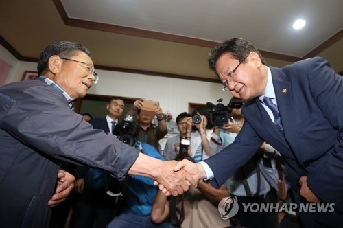 성주 주민과 인사하는 서주석 차관