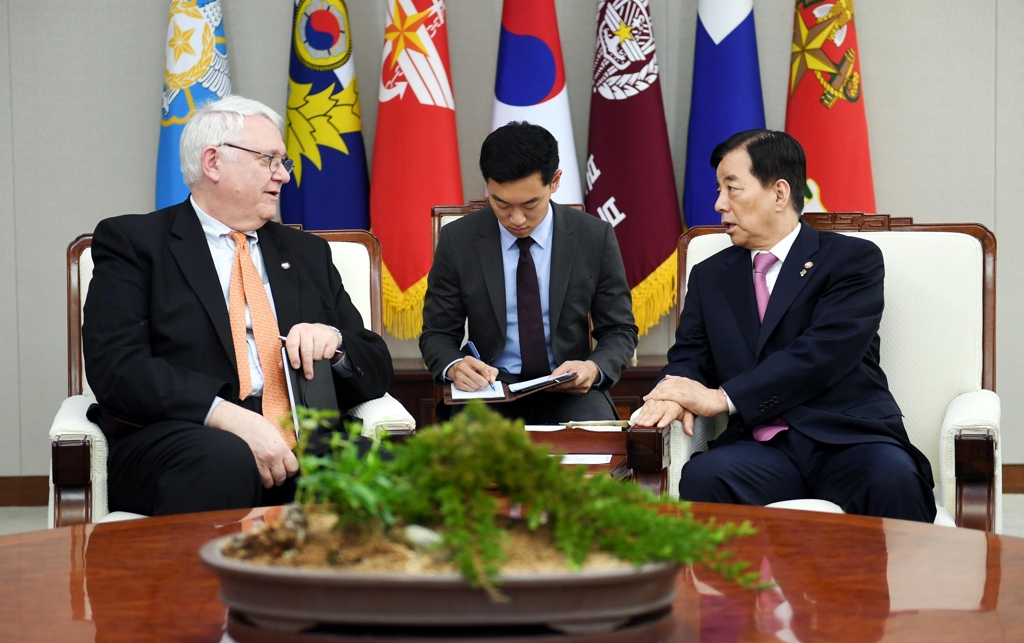 존 햄리 CSIS 소장과 면담하는 한민구 장관