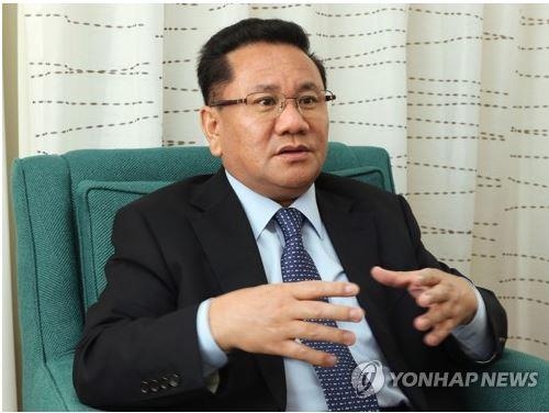 日언론과 인터뷰하는 탈북자 리정호씨