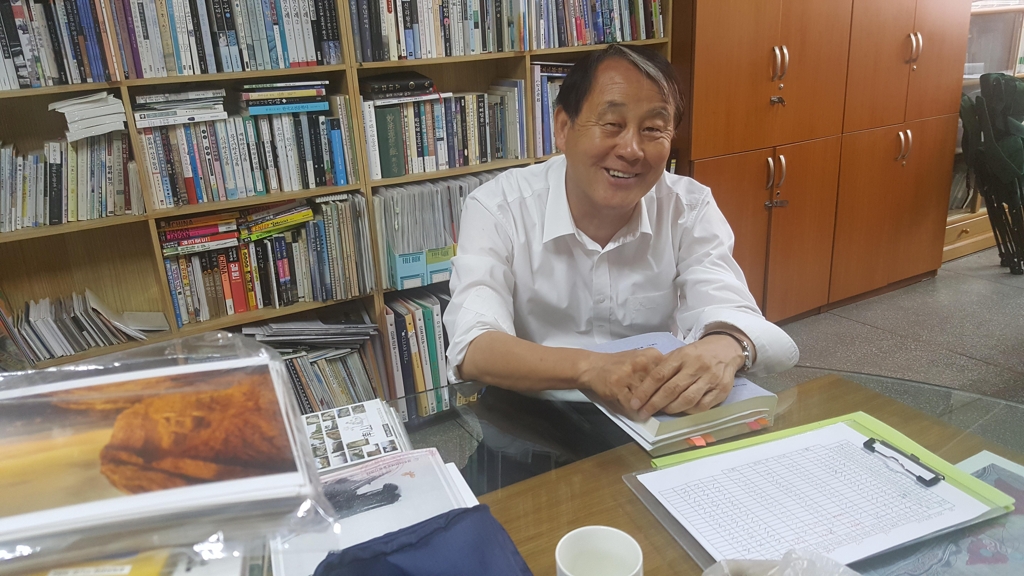 (경주=연합뉴스) 김구석 경북 경주남산연구소장이 사무실에서 인터뷰에 응하고 있다.
