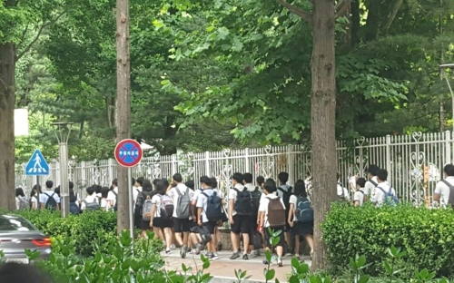 (서울 = 연합뉴스) 이승환 = 29일 오전 서울 강남구 대청중학교 학생들이 등교하고 있다. 학교비정규직연대회의가 이날 총파업에 들어감에 따라 이 학교에서는 급식이 중단됐다.2017.6.29. iamlee@yna.co.kr