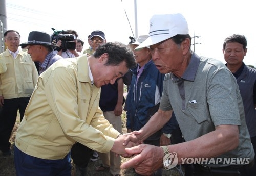 가뭄지역 농민들 찾은 이낙연 총리