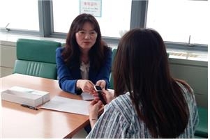 성추행범 검거 도운 여대생(오른쪽) 피해상담