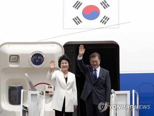 문 대통령 내외 '잘 다녀오겠습니다'