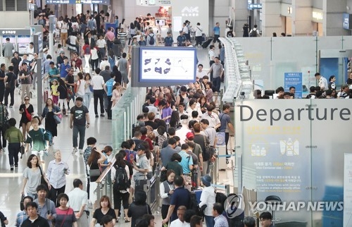 해외여행을 떠나려는 사람들로 붐비는 인천국제공항