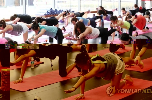 미술관서 요가 하고 작품 관람까지(서울=연합뉴스) 이재희 기자 = 4일 오전 서울 종로구 국립현대미술관 서울관에서 열린 'MMCA x NIKE 트레이닝' 행사에서 참가자들이 요가 수업을 듣고 있다. 요가가 끝난 뒤 학예연구사와 전시를 관람하는 프로그램도 이어진다. 이 행사는 사전 신청자를 대상으로 25일까지 매주 금·토요일 오전 10시에 진행된다. 참가비는 무료. 2017.8.4scape@yna.co.kr