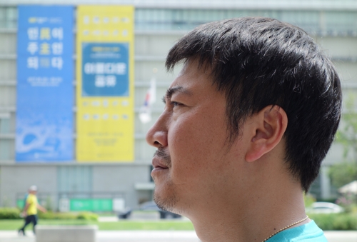광화문광장 바라보는 노승일 (서울=연합뉴스) 이효석 기자 = '최순실 국정농단' 핵심 내부고발자 중 한 명인 전 K스포츠재단 부장 노승일(41)씨는 단식농성 5일째인 5일 연합뉴스 인터뷰에서 "촛불로 가득 찼던 광화문광장에 아직 노동자들이 있다"며 시민들의 관심을 호소했다.2017.8.5 hyo@yna.co.kr (끝)