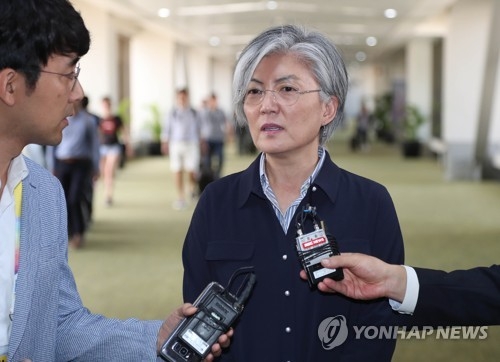강경화 외교부 장관이 5일 필리핀 입국후 기자들의 질문에 답하는 모습.(마닐라=연합뉴스)