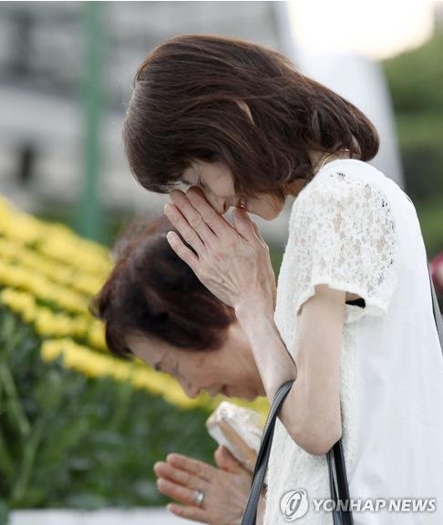 "핵무기는 절대악"…日 히로시마 원폭희생자 추모 행렬