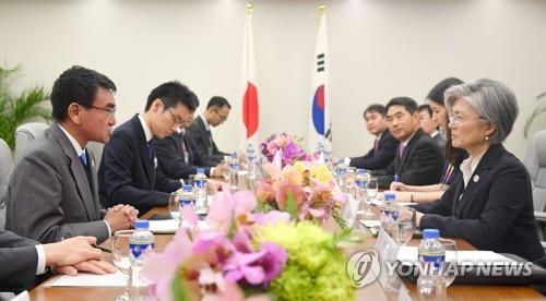 (마닐라 교도=연합뉴스) 마닐라에서 열린 아세안지역안보포럼(ARF)에 참석한 강경화(오른쪽) 외교부 장관과 고노 다로(河野太郞) 일본 외무상이 7일 ARF 일정을 마친 뒤 회의장인 국제컨벤션센터(PICC)에서 양자회담을 개최했다. 2017.8.7