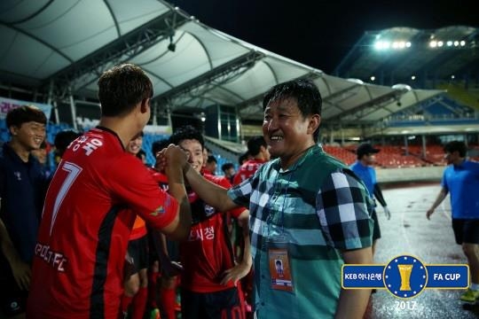 김정혁 목포시청 감독이 성남과의 FA컵 8강 3-0 승리를 지휘한 뒤 기뻐하고 있다.