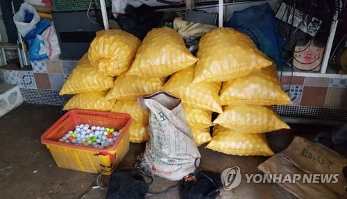 경찰이 압수한 골프공 12만개.