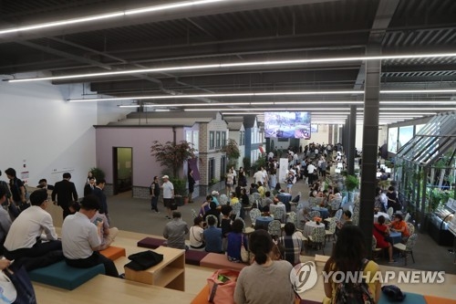 (남양주=연합뉴스) 임병식 기자 = 11일 오후 경기도 남양주시 도농동 두산 알프하임 견본주택이 상담하려는 시민들로 북적이고 있다. 2017.8.11andphotodo@yna.co.kr