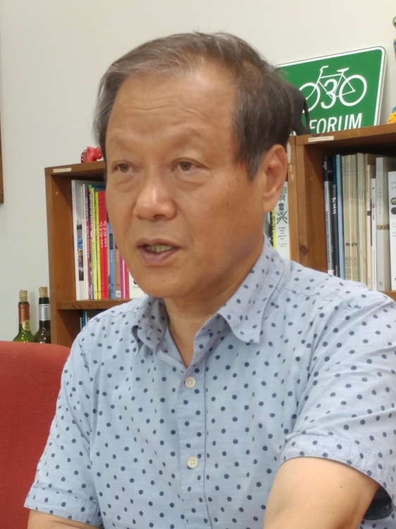 인터뷰하는 최열 환경재단 이사장