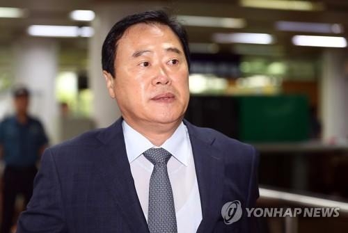 법정 향하는 진재수(서울=연합뉴스) 김인철 기자 = 진재수 전 문화체육관광부 과장이 17일 오전 서초구 서울중앙지법에서 열린 박근혜 전 대통령 공판에 증인으로 출석하기 위해 법정으로 향하고 있다. 2017.8.17yatoya@yna.co.kr