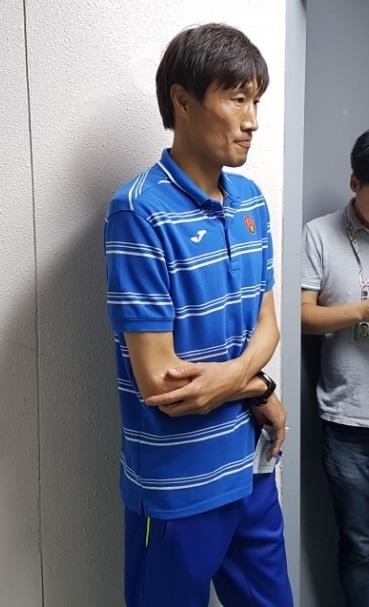 (수원=연합뉴스) 김경윤 기자 = 프로축구 K리그 클래식 강원FC의 박효진 감독 대행이 19일 수원 월드컵경기장에서 열린 2017 K리그 클래식 27라운드 수원 삼성과 원정경기를 앞두고 취재진의 질문을 받고 있다. 2017.8.19cycle@yna.co.kr