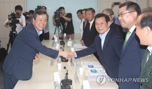 전남도청 복원을 위한 범시도민대책위원회와 면담하는 도종환 장관(왼쪽)