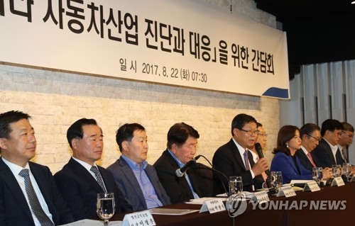 자동차산업 진단 간담회 후 브리핑하는 김용근 회장