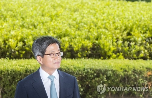 김명수 후보자 '대법원으로'(서울=연합뉴스) 윤동진 기자 = 김명수 차기 대법원장 후보자가 22일 오후 양승태 대법원장을 만나기 위해 서초동 대법원 청사를 방문하고 있다. 2017.8.22mon@yna.co.kr(끝)