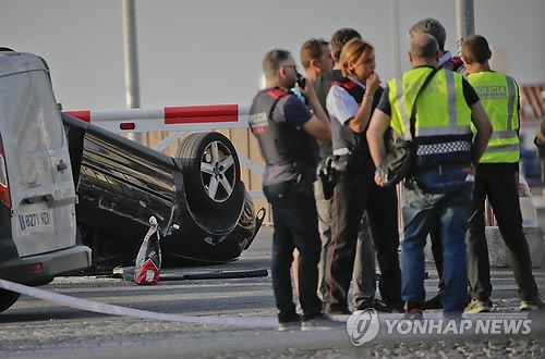 스페인 캄브릴스 차량돌진 테러 현장의 경찰들