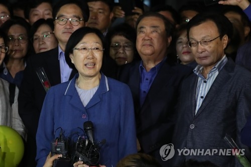 소감 밝히는 한명숙 전 총리(의정부=연합뉴스) 임병식 기자 = 한명숙 전 국무총리가 23일 새벽 경기도 의정부시 고산동 의정부교도소에서 만기 출소하며 소감을 밝히고 있다. 2017.8.23andphotodo@yna.co.kr(끝)