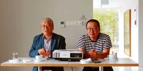 (서울=연합뉴스) 정아란 기자 = 조각가 권진규(1922~1973)의 외조카인 허경회 권진규기념사업회 이사(왼쪽)와 일본 무사시노미대에 재직 중인 박형국 교수가 23일 서울 종로구 삼청동 PKM갤러리에서 열린 기자간담회에서 권진규 전작도록(카탈로그 레조네) 발간 계획을 밝히고 있다. 2017.8.23. airan@yna.co.kr