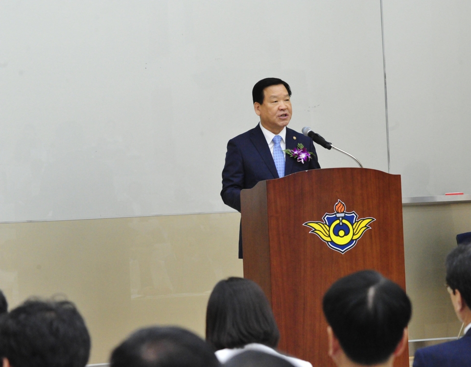 토론회에서 환영사하는 기찬수 병무청장