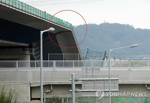 붕괴한 평택국제대교 하부 지나는 국도 43호선