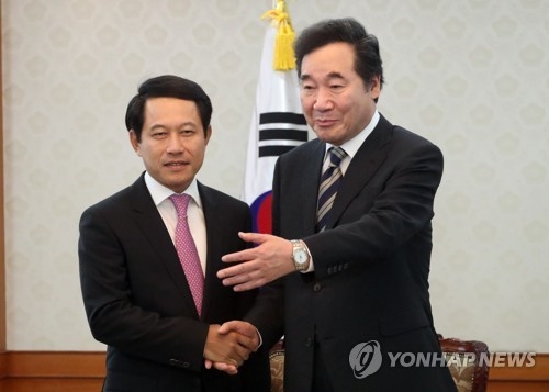 라오스 외교장관과 악수하는 이낙연 총리