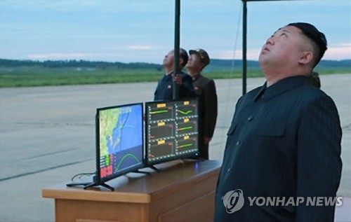 화성-12형 상승 지켜보는 김정은