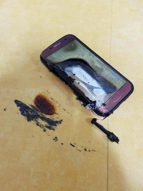 그을린 방바닥과 휴대전화