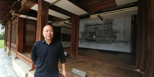 (서울=연합뉴스) 정아란 기자 = 권민호 작가가 31일 덕수궁 석어당에서 자신의 작품 '시작점의 풍경'을 설명하고 있다. 2017.8.31. airan@yna.co.kr