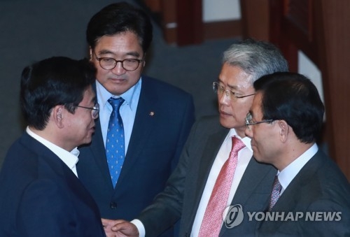 與 "한국당, 보이콧 선언하면 범죄자·적폐세력 비호하는 것" - 2