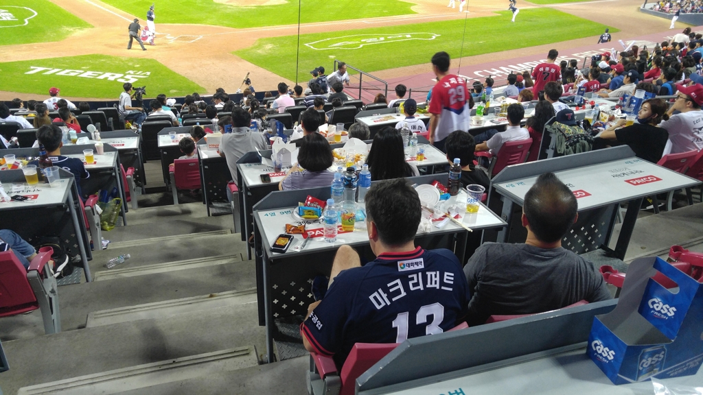 광주에서 프로야구 두산-KIA 경기 관람하는 리퍼트 전 대사