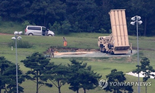 성주 사드 기지에 임시 배치 중인 발사대