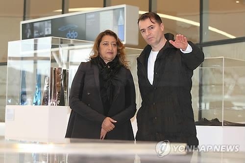 자하 하디드와 패트릭 슈마허가 2014년 3월 한국을 찾았을 때 모습.
