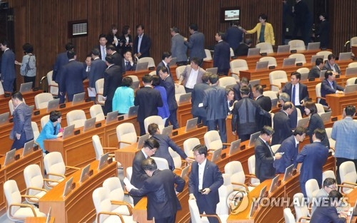 국회 본회의, 한국당 보이콧으로 개의 못해…2분만에 종료 - 1