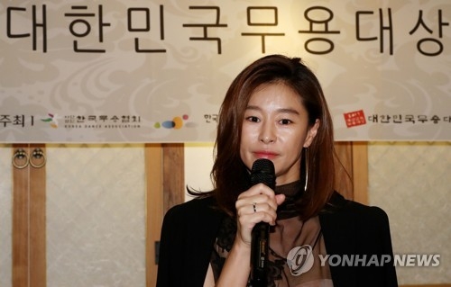 인사하는 홍보대사 예지원(서울=연합뉴스) 이재희 기자 = 5일 오후 서울 종로구의 한 식당에서 열린 대한민국무용대상 기자간담회에서 홍보대사인 배우 예지원이 질문에 답하고 있다. 개막식은 28일 오후 7시 30분 예술의전당 신세계스퀘어 야외무대에서 열린다. 2017.9.5scape@yna.co.kr